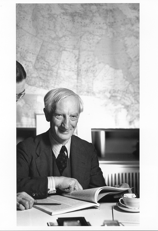 Sir William Beveridge looking at report, 1943 - Yousuf Karsh (photographer) - NAC, PA175614