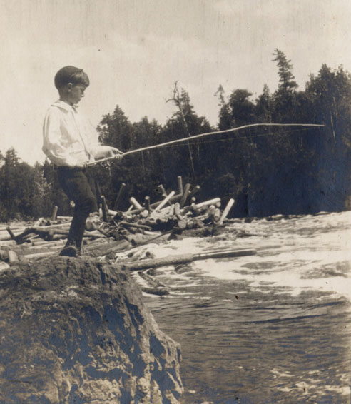 Code Brittain (8 years old) fishing at Chute Noire, Rapides des Chats, Ottawa River, July 13th 1908., © CMC/MCC, PR2004-014.3.4