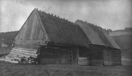 Thatched barn with cantilever roof, a typical style of construction in the region of Charlevoix. Baie-Saint-Paul, Qubec, 1932., © CMC/MCC, Marius Barbeau, 76428