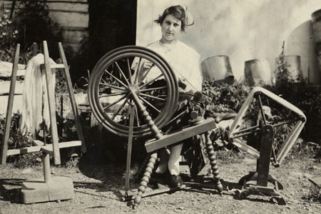 Anna April at work on the spinning wheel, Notre-Dame-du-Portage, Qubec, 1918., © CMC/MCC, Marius Barbeau, B308-21.2