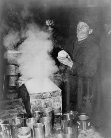 Boiling maple sap, Qubec, c.1945., © CMC/MCC, J4334