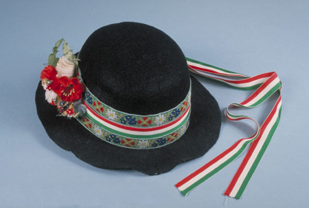 A man's black felt hat decorated with ribbons (two floral and one in Hungarian colours) as well as adorned with artificial flowers., © CMC/MCC, 76-515.1