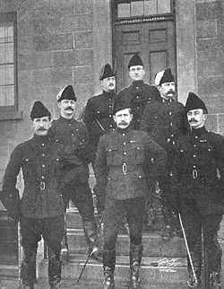 Photos de la guerre des Boers - Au centre de la premire range, le lieutenant-colonel T.D.B. Evans, commandant du 1st Battalion, Canadian Mounted Rifles en Afrique du Sud, de mai  dcembre 1900, et du 2nd Regiment, Canadian Mounted Rifles, de fvrier  juin 1902. W. Sandford Evans, The Canadian Contingents