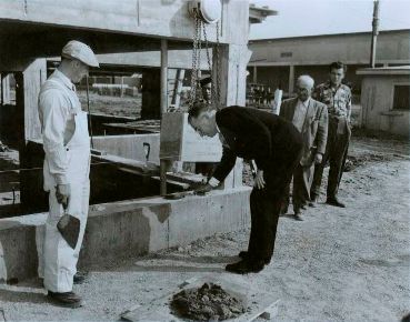 Pose de la première pierre par Brooke Claxton, octobre 1953