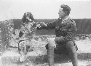 Photo : Le lieutenant-colonel John McCrae et son chien Bonneau
Source : Bibliothèque et Archives Canada/Fonds Oskar Klotz/c046284