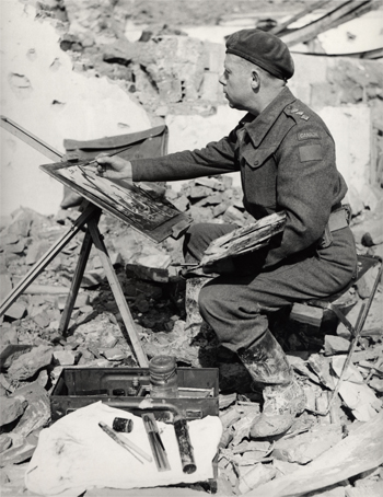 Un homme assis devant des décombres avec un chevalet au Musée canadien de la guerre, Ottawa.