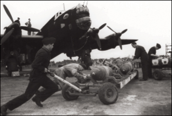 Une vieille photo en noir et blanc d'hommes poussant une charrette avec un avion au Musée canadien de la guerre à Ottawa.