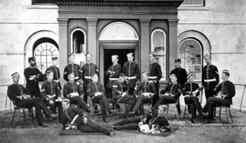 Un groupe d'hommes en uniforme posant devant le Musée canadien de la guerre à Ottawa.