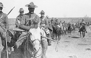 Un groupe d'hommes à cheval au Musée canadien de la guerre à Ottawa.