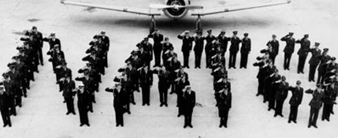 Un groupe de personnes debout devant un avion au Musée canadien de la guerre.