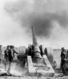 Une vieille photo en noir et blanc d'hommes debout autour d'un canon à Ottawa, près du Musée canadien de la guerre.