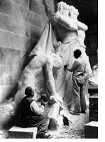 Un groupe d'hommes travaillant sur une sculpture au Musée canadien de la guerre à Ottawa.