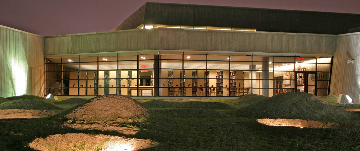 Le Musée canadien de la guerre, situé à Ottawa, est présenté sur cette image avec une vue imprenable sur le bâtiment et la zone herbeuse qui l'entoure la nuit.