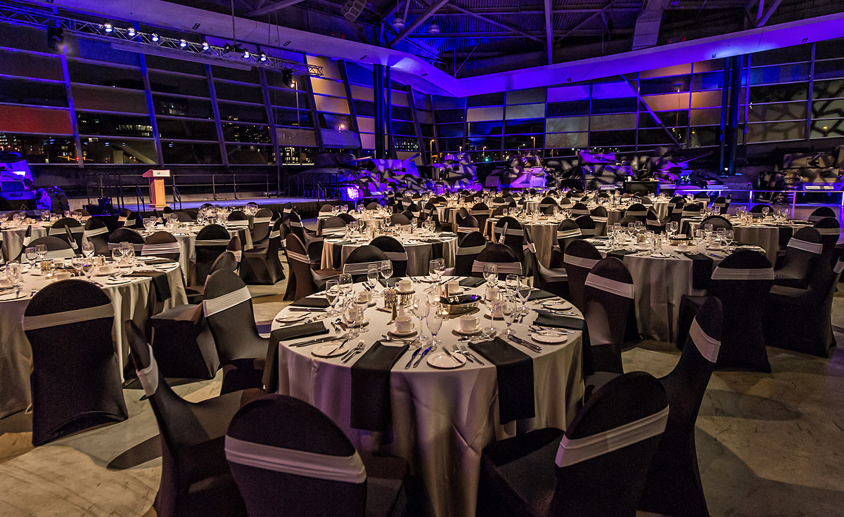 Une grande salle remplie de tables et de chaises à Ottawa.