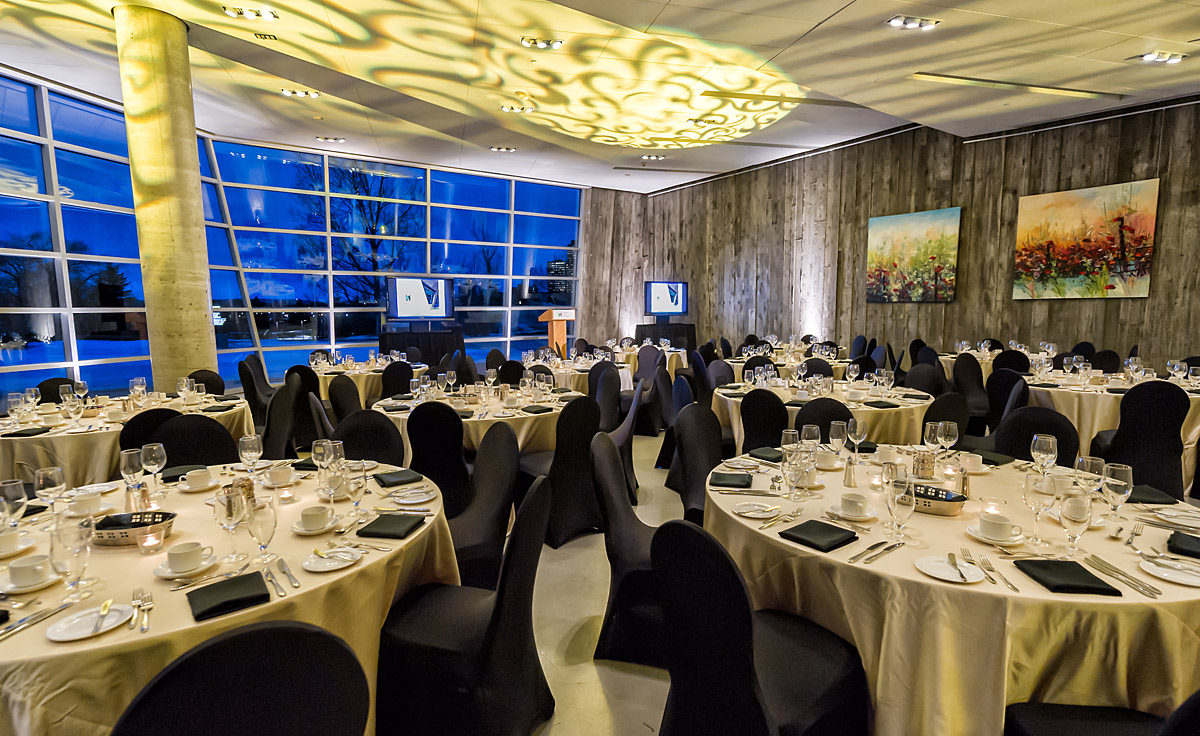 Une grande salle de banquet avec tables et chaises située à Ottawa au Musée canadien de la guerre.