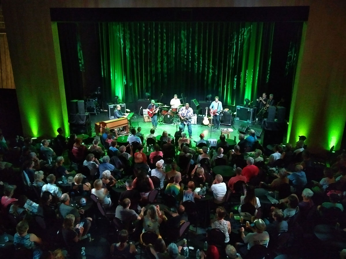 Une vue aérienne d'une foule lors d'un concert à Ottawa.