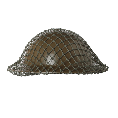 Un casque militaire avec un filet en maille, exposé au Musée canadien de la guerre à Ottawa.