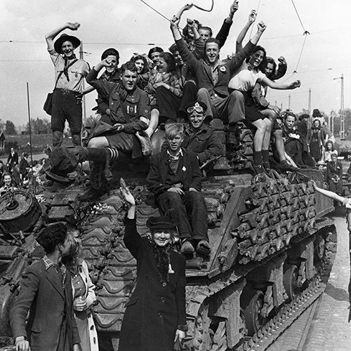 Un groupe de personnes à Ottawa au sommet d'un char au Musée canadien de la guerre.