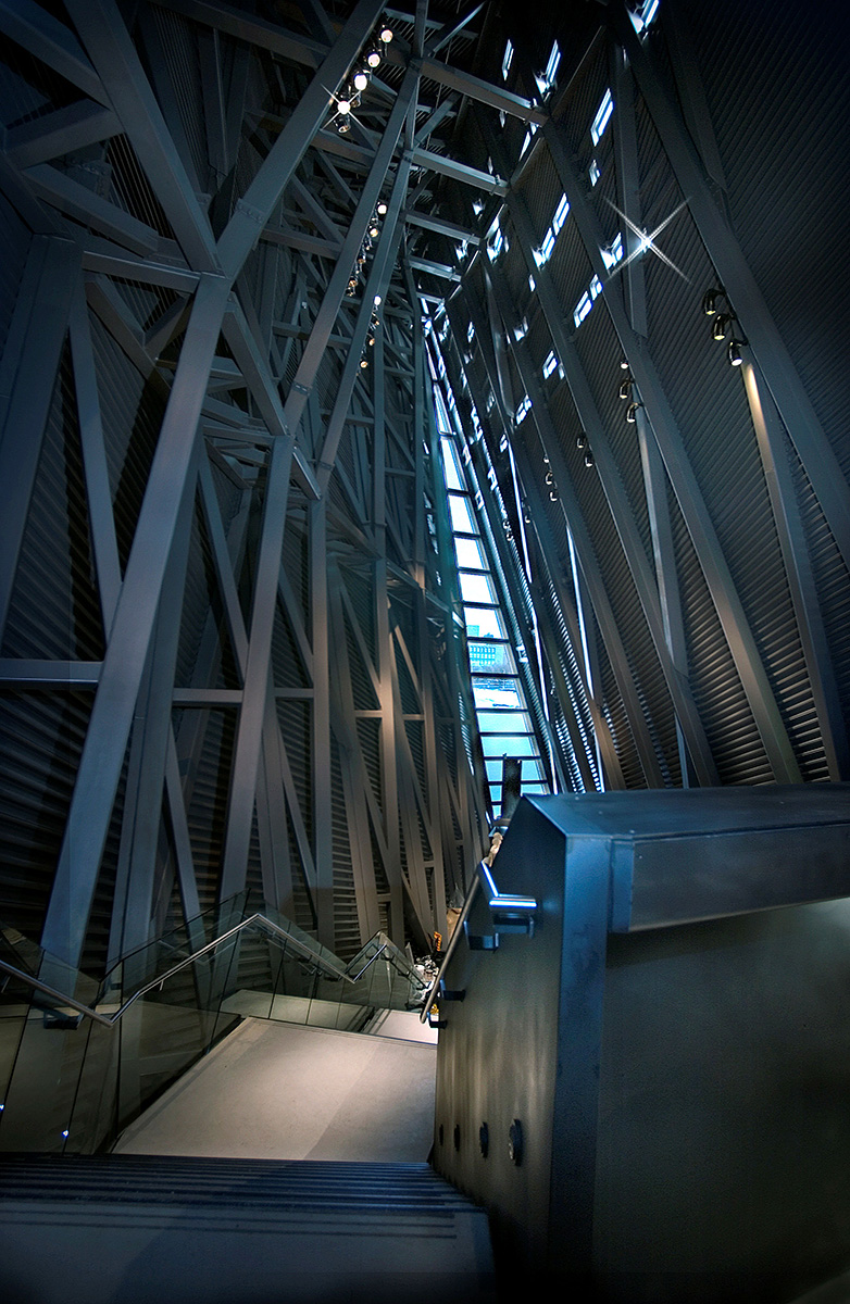 Le Musée canadien de la guerre, situé à Ottawa, est un bâtiment contenant beaucoup de métal.