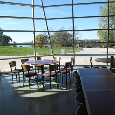 Une table circulaire au milieu d'une salle du Musée canadien de la guerre.