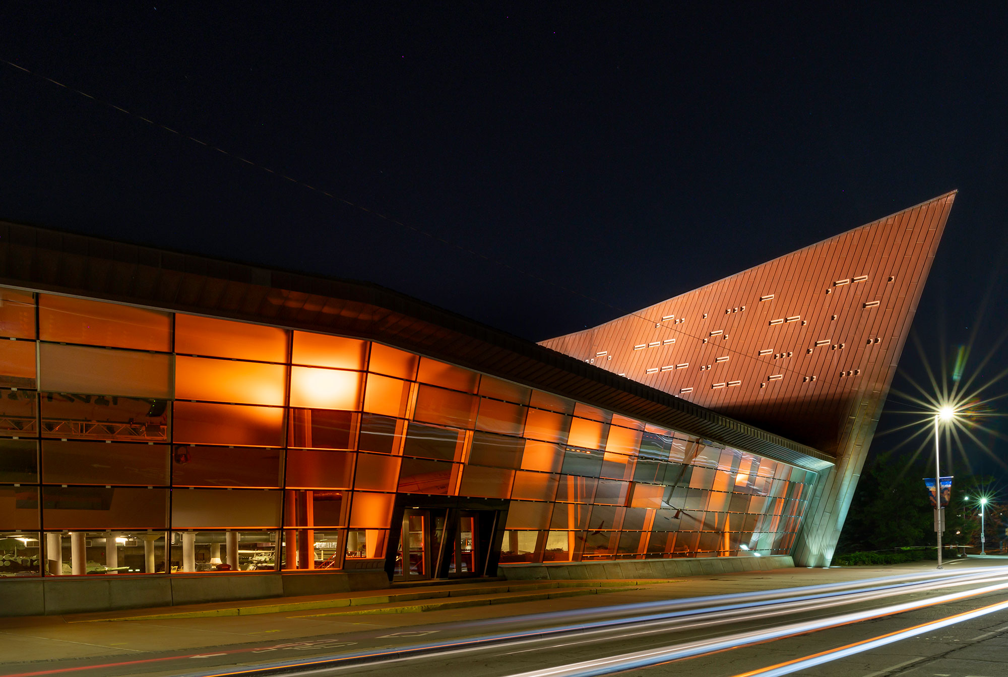 Le Musée canadien de la guerre à Ottawa est un bâtiment orange.