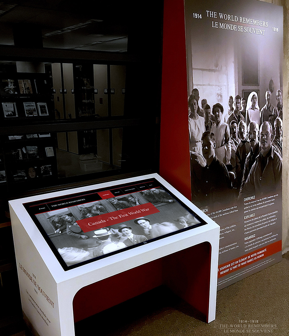 Une table blanche au Musée canadien de la guerre.