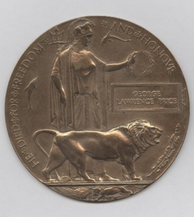 Une médaille de bronze représentant une femme tenant un lion, exposée au Musée canadien de la guerre à Ottawa.