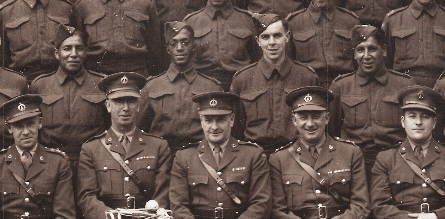 Un groupe d'hommes en uniforme posant pour une photo au Musée canadien de la guerre à Ottawa.