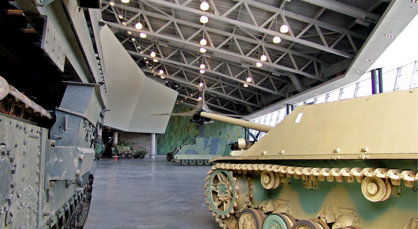 Un char du Musée canadien de la guerre est exposé dans un immeuble à Ottawa.