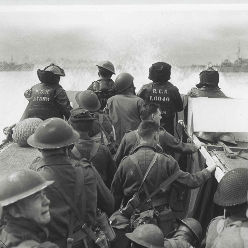 Un groupe de soldats sur un bateau au Musée canadien de la guerre.