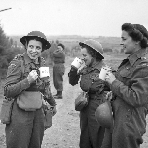 Trois femmes en uniforme militaire buvant du café au Musée canadien de la guerre à Ottawa.