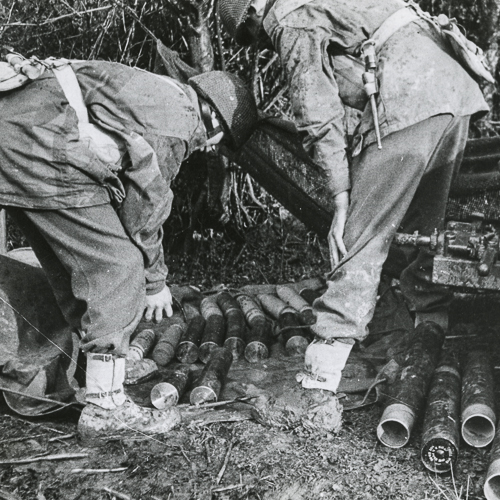 Un groupe de soldats examinent une pile de canettes au Musée canadien de la guerre à Ottawa.