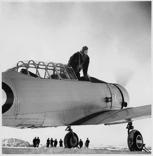 Un homme debout sur l'aile d'un avion au Musée canadien de la guerre à Ottawa.