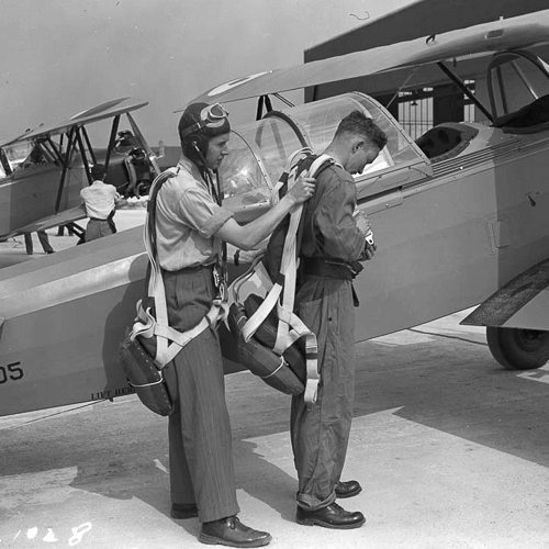 Deux hommes debout à côté d'un biplan à Ottawa, au Musée canadien de la guerre.