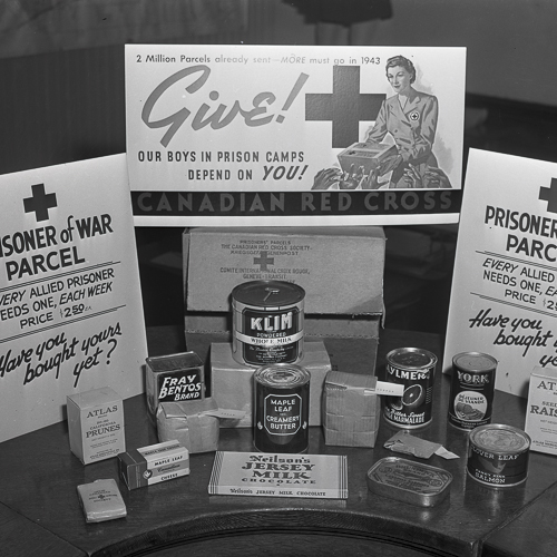 Photo d'une table au Musée canadien de la guerre à Ottawa, présentant une variété d'objets.