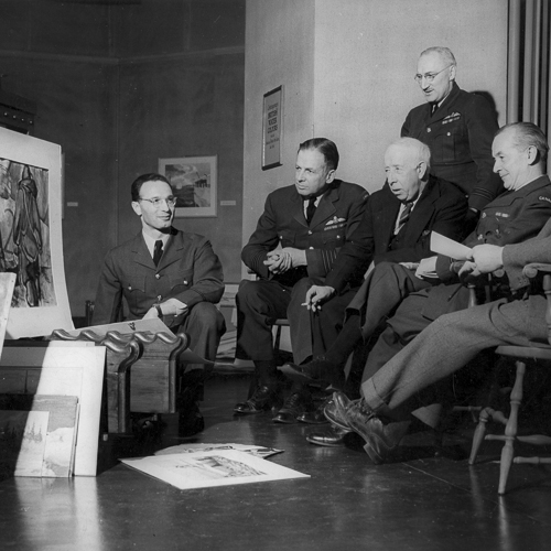 Un groupe d'hommes en uniforme assis autour d'une table au Musée canadien de la guerre à Ottawa.