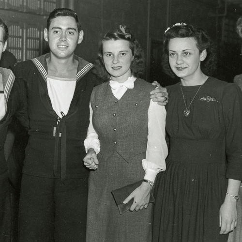 Un groupe de personnes posant pour une photo au Musée canadien de la guerre à Ottawa.