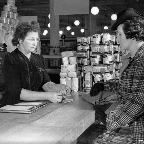 Deux femmes debout devant un comptoir se parlent au Musée canadien de la guerre à Ottawa.