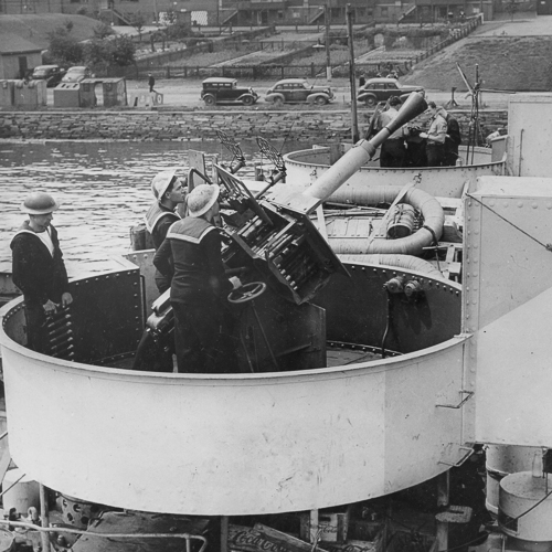 Une vieille photo en noir et blanc d’hommes sur un bateau à Ottawa.