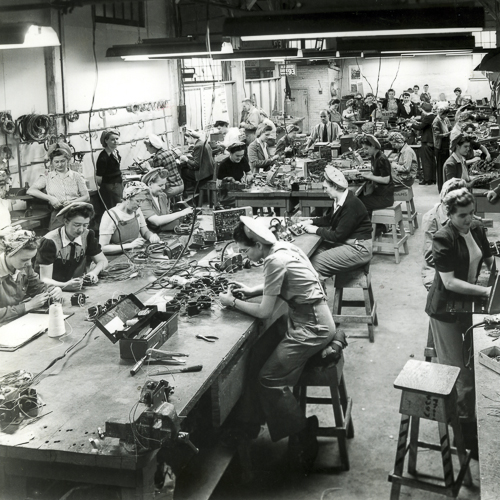 Une photo en noir et blanc de personnes travaillant dans une usine à Ottawa au Musée canadien de la guerre.