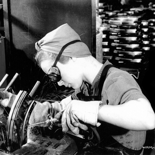 Une vieille photo d'une femme travaillant sur une machine au Musée canadien de la guerre à Ottawa.