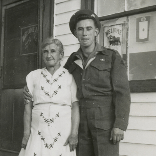 Une vieille photo en noir et blanc d'un homme en uniforme et d'une femme plus âgée au Musée canadien de la guerre à Ottawa.