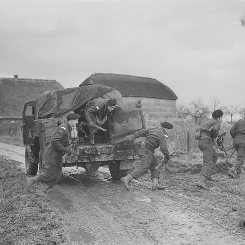 Des soldats tirent un camion sur un chemin de terre à Ottawa, près du Musée canadien de la guerre.