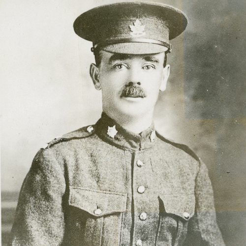 Une vieille photo d'un homme en uniforme, exposée au Musée canadien de la guerre à Ottawa.