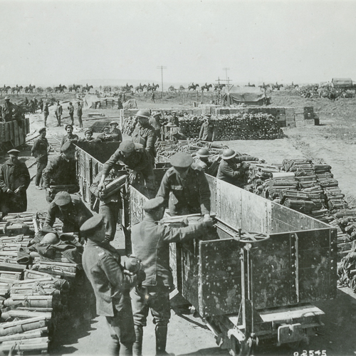 Un groupe d'hommes à Ottawa/Musée canadien de la guerre chargent du bois dans un camion.