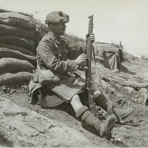 Un soldat canadien avec un fusil assis par terre au Musée canadien de la guerre à Ottawa.