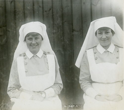 Deux femmes habillées en infirmières posent pour une photo au Musée canadien de la guerre à Ottawa.