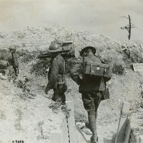 Un groupe de soldats descendant une colline à Ottawa, près du Musée canadien de la guerre.