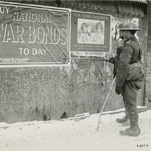 Un soldat debout devant un mur avec une pancarte indiquant la Journée des obligations de guerre au Musée canadien de la guerre à Ottawa.