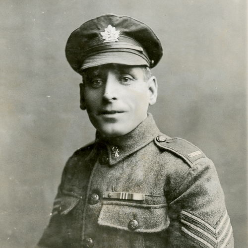 Un homme en uniforme posant pour une photo au Musée canadien de la guerre à Ottawa.